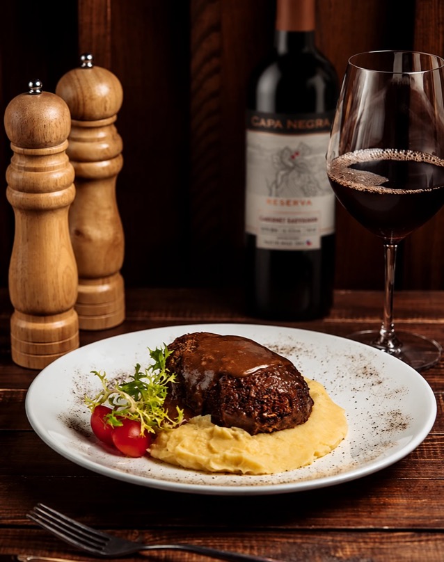 Carne com purê harmonizada com Capa Negra Reserva